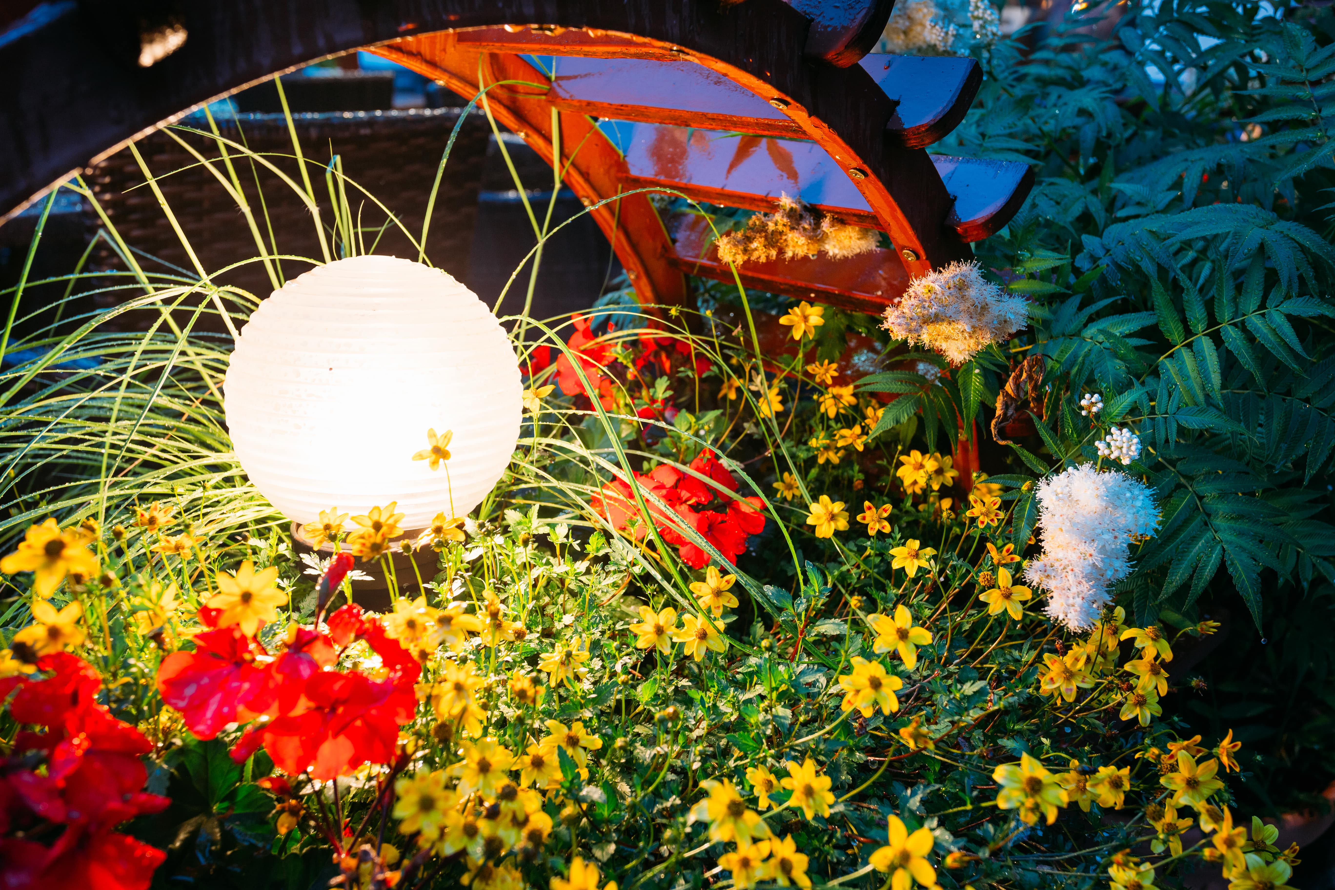 decorative-small-garden-light-lanterns-in-flower-PQVFTAV-min